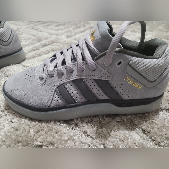 Tyshawn Jones Adidas Gray Sneakers Sz 5 - Picture 2 of 5
